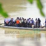 MENANTANG MAUT: Perahu penyeberangan tradisional di TBS Bojonegoro tampak dipenuhi penumpang. Driver perahu mengabaikan peraturan sehingga membahayakan keselamatan para penumpang. foto: eky nurhadi/ BANGSAONLINE