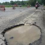 RUSAK. Jalur Ngawi-Bojonegoro menjadi jalur alternatif bagi pemudik dari Jakarta. Namun, di jalur ini terdapat banyak jalan berlubang dan rusak. Foto: Eky Nurhadi/BANGSAONLINE