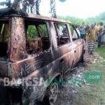 Kondisi mobil yang diduga milik maling hewan setelah dibakar warga. foto: ROMZA/ BANGSAONLINE