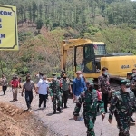 Wadan Pusterad Mayjen TNI Alfret Denny D. Tuijeh (kanan depan) dan rombongan saat meninjau pelaksanaan TMMD di Desa Kalipang Kecamatan Grogol Kabupaten Kediri. Foto: Muji Harjita/ BANGSAONLINE.com