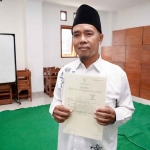 Salah satu penerima sertifikat tanah wakaf di Kudus.