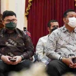 Bupati Kediri Hanindhito Himawan Pramana (kiri) dan Ketua DPRD Kabupaten Kediri Dodi Purwanto saat mengikuti Rapat Koordinasi Monitoring dan Evaluasi Program Pemberantasan Korupsi Wilayah Jawa Timur bersama Komisi Pemberantasan Korupsi (KPK) di Gedung Grahadi Surabaya. 