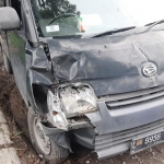 Kondisi mobil pick up tampak rusak di bagian depan.