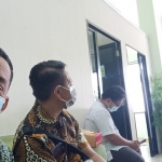 Camat Balongpanggang M. Yusuf Ansyori dan peserta lelang 9 jabatan saat ikuti tes narkoba di RSUD Ibnu Sina. foto: ist.
