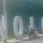 Mobil berwarna putih yang menabrak Signage ITS Surabaya, Rabu (10/7/2024). Foto: BANGSAONLINE.com.