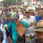 Ketua DPRD Lamongan Abdul Ghofur (putih berkaca mata) dipaksa pendemo untuk ikut turun ke jalan.