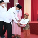 Wali Kota Pasuruan, Saifullah Yusuf, saat menyerahkan bantuan di Gedung Gradhika.