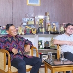 Wali Kota Kediri Abdullah Abu Bakar dan Bupati Kediri Hanindhito Himawan Pramana saat berbincang akrab di Balai Kota Kediri. foto: ist.