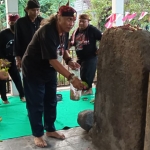 Seniman dan budayawan yang tergabung dalam FPK Kabupaten Pasuruan menggelar tasyakuran Hari Jadi Kabupaten Pasuruan di Prasasti Cungrang, Desa Bulusari, Kecamatan Gempol, Sabtu (18/9).