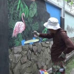 Warga Kelurahan Kebonsari, Kecamatan Sumbersari, Jember, saat melukis mural.