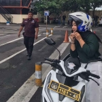 Pelajar SMA saat ujian praktik SIM C di Satpas Polres Blitar.