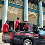 Tim Baguna DPC PDI Perjuangan Kabupaten Kediri dan PAC PDI Perjuangan Kecamatan Pagu saat melakukan penyemprotan disinfektan di Masjid At-Taqwa, Desa Sitimerto, Kecamatan Pagu Kabupaten Kediri, Jumat (9/7). foto: Muji Harjita/ BANGSAONLINE.com