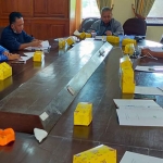 Dirut PDAU Nganjuk, Jaya Nur Edi, saat memenuhi undangan Rapat Kerja dengan Komisi II DPRD Nganjuk. Foto: BAMBANG DWI JULIANTO/BANGSAONLINE
