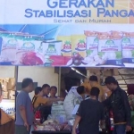 Gerakan stabilisasi pangan yang diadakan Bulog Sub Divre Ponorogo di Pasar Songgolangit. Inset, Kepala Bulog Sub Divre Ponorogo Muhammad Rudi Prasetya.