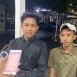 Kuasa hukum pelapor dugaan TPPO Wildanul Khoir (kiri) saat memberi keterangan kepada awak media di Polres Sampang