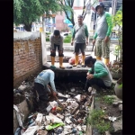 Tampak sampah yang menyumbat saluran air di salah satu ruas di Jalan Kota Malang, Kamis (29/11). foto: IWAN/ BANGSAONLINE