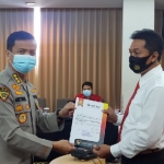 Personel Polda Jatim saat menerima sertifikat dengan nilai sempurna dalam pelatihan ilmu linguistik forensik.