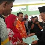 SIMBOLIS: Bupati Sidoarjo H Saiful Ilah menyerahkan sertifikat Prona kepada warga Desa Lajuk Kecamatan Porong, di Balai Desa setempat, Senin (20/6). foto: istimewa