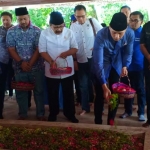 AHY saat tabur bunga di makam Bung Karno.