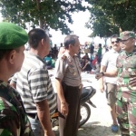 Dandim 0817 Gresik Letkol Kav. Widodo Pujianto SH saat mengecek pengamanan di WPP Pantai Delegan. foto: SYUHUD/ BANGSAONLINE