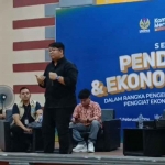 Staf khusus Presiden RI, Billy Mambrasar, saat memaparkan materi di Jember.