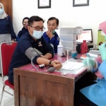 DPD Partai Nasdem Kota Probolinggo saat melakukan donor darah. (foto: ist)