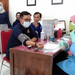 DPD Partai Nasdem Kota Probolinggo saat melakukan donor darah. (foto: ist)