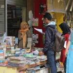 mahasiswa mencari buku di kamoeng ilmu, untuk kebutuhan kuliah. foto: luckman hakim/BANGSAONLINE