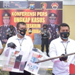 Polresta Sidoarjo saat menunjukkan tersangka beserta barang bukti. (foto: ist)