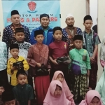 Advokat Faris and Partners saat memberi santunan kepada 25 anak yatim dalam rangka menyambut awal Muharram 1444 Hijriah.