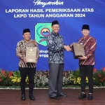Bupati Trenggalek Moch.Nur Arifin (kanan)dan Ketua DPRD Trenggalek Doding Rachmadi (kiri)