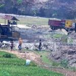 Kondisi lahan penambangan galian C di Dusun Jurug, Desa Dumplengan, Kecamatan Pitu yang rusak dan mengganggu lahan pertanian. foto: agus honk/BANGSAONLINE