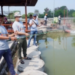 Dari kiri pegang pancing, Ketua PWI Ashadi Ihsan, Kajari Gresik Muhamad Hamdan Saragih, dan Ketua KWG M. Syuhud Almanfaluty. Foto: Ist.