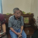 Kusnadi, Eks Ketua DPRD saat mendatangi Polsek Balongbendo, Sidoarjo.