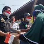Kasat Resnarkoba Polres Jombang saat membagikan sembako untuk PKL. (foto: ist)