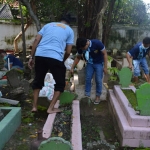 Suasana ketika WBP Lapas Tuban membersihkan Makam Sunan Bonang.