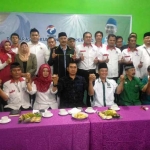 Anton di tengah para pengurus DPC Perindo Kota Malang saat deklarasi.