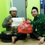 Aris Adi Leksono, Wakil Ketua PP Pergunu saat menyerahkan bantuan kepada salah satu guru ngaji.