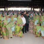 Bupati Sanusi foto bersama Ibu-ibu Muslimat NU Kabupaten Malang.