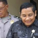 Ketua DPC Partai  Gerindra Sidoarjo, H. Rifai usai menjalani pemeriksaan. (Khumaidi/BangsaOnline.com)