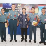 Kadiskomlek Koarmatim Kolonel Laut (E) Danto Yuliardi Wirawan, ST MT, usai menutup pelatihan manajemen frekuensi, di ruang kelas Diskomlek Koarmatim, Ujung, Surabaya, Jumat (23/3).