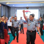 Kepala Kanwil Kemenkumham Jatim, Heni Yuwono, saat menyapa warga binaan di Lapas I Surabaya.