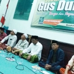 KH. Mondir Rofii didampingi Ketua HIPSI Jatim, Sekretaris PKB, Ra Afif, dan Ra Fahad. foto: FAUZI/ BANGSAONLINE
