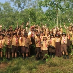 Siswa SDN 1 Surodakan foto bersama usai tanam pohon di kawasan Huko Trenggalek. foto: HERMAN/ BANGSAONLINE