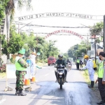 Petugas melakukan pengecekan kendaraan di perbatasan Kabupaten Blitar.