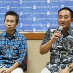 Kepala Bidang Kebersihan Dinas Kebersihan dan Ruang Terbuka Hijau (DKRTH) Ruang Surabaya, Agus Hebi Djuniantoro saat jumpa pers. foto: YUDI A/ BANGSAONLINE