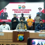 Kapolres Jember, AKBP Hery Purnomo, saat menggelar konferensi pers terkait penikaman seorang pemuda di wilayahnya.