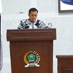 Anggota Fraksi PKS Akhdiyat Syabril Ulum saat membacakan catatan-catatan di sidang rapat paripurna pembahasan rancangan peraturan perubahan Tatib DPRD nomor 1 tahun 2018, Senin (09/03). foto: ist. 