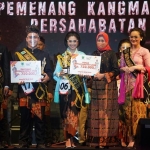 Wali Kota Batu Dewanti Rumpoko berfoto dengan para pemenang.
