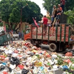 Demo petugas kebersihan di Sidoarjo.